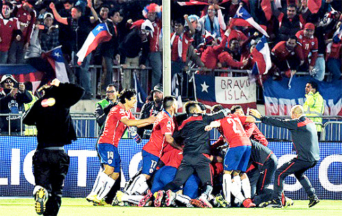damonstilinskibelikov:  La sonrisa no me la borra nadie , la marraqueta estaba más rica que nunca #ChileCampeónCopaAmérica2015“Gracias mi Roja querida por darle esta felicidad a todos los Chilenos <3"