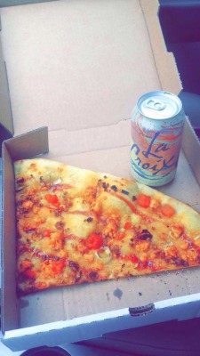 Dinner tonight: Curry tofo pizza &amp; a peach La Croix