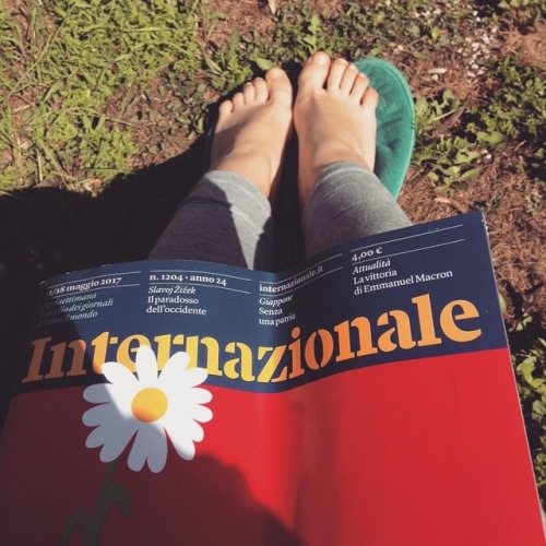 I already miss being home :( #latergram #weekend #reading #garden #feet #internazionale #sunbathing 