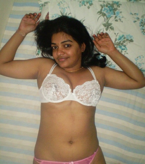 sexybddeshigirls:  Desi Hot Aunty in Bra