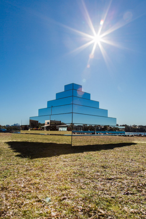 mymodernmet: Mirrored Ziggurat Connects the Earth and Sky through Striking Reflections