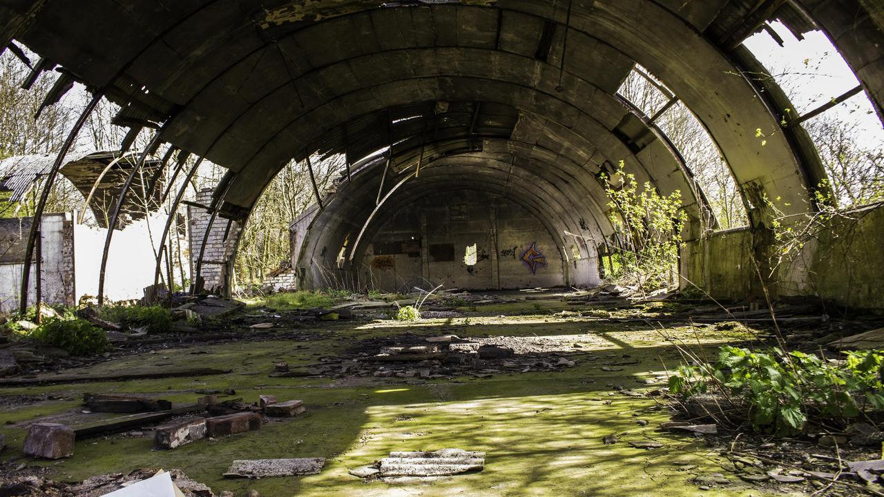 abandonedandurbex:Abandoned RAF Building from WW2 [5184x2916]