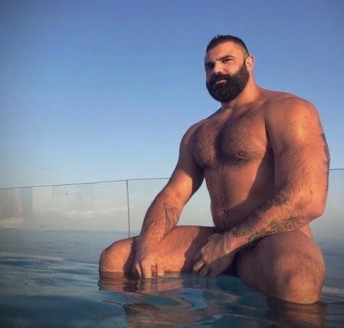 kawaiikoalafa:  What a gorgeous man with a great body Woof 