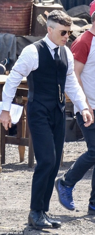 chuckobsessed:Thomas Shelby is back ladies and gentlemen and he is looking as sharp as ever! I love 