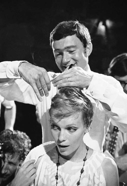 fedemacanudo:Vidal Sassoon creating Mia Farrow’s pixie cut for Rosemary’s Baby.  It’s so heartbreaking what’s happening to his company/legacy. He didn’t develope top of the line products for his successors to sell a shit wannabe