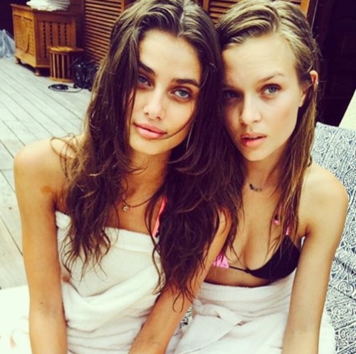 maracarrizoscalise: #thisbeauties @taylor_hill #wearing #MaraCarrizoScalise #Mini Horn necklace on c