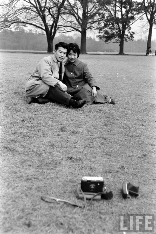 Japanese couple pose for selfie(John Dominis. n.d.)