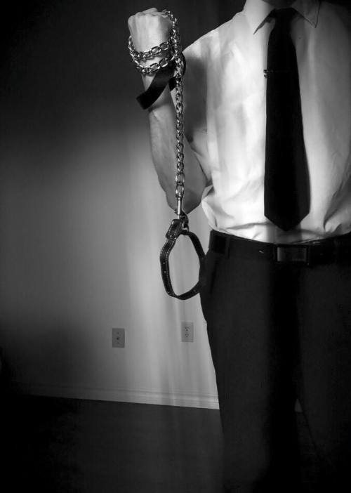 blackleatherbelt:  Daddys home, lil one