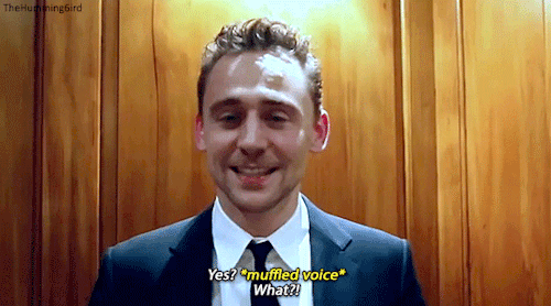 thehumming6ird:Classic Hiddles Moments: Tipsy!Tom accepts his ‘Elle Man of the Year’ Award (2014)Bon