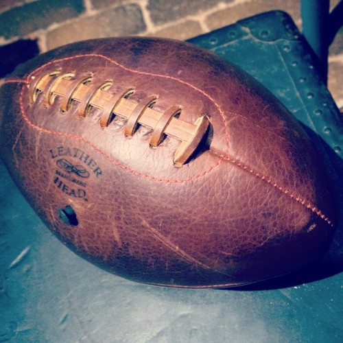 Balón de futbol Americano de mediados del Siglo XX. #Football #50s #Museum #Denver