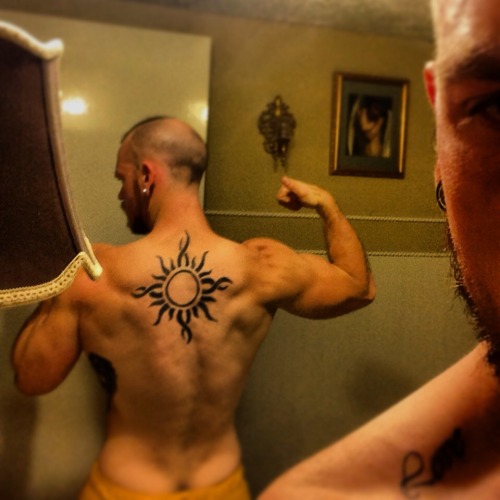 gaypornpoet:  Wish he would show his ass
