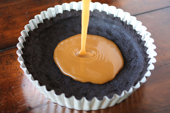 sweetoothgirl:  Dark Chocolate Salted Caramel Oreo Pie  