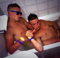 brosashos:  why should they make the bathtubs big enough and then not use them with your bros?