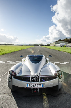 automotivated:  Pagani Huayra (by Rowan Horncastle)