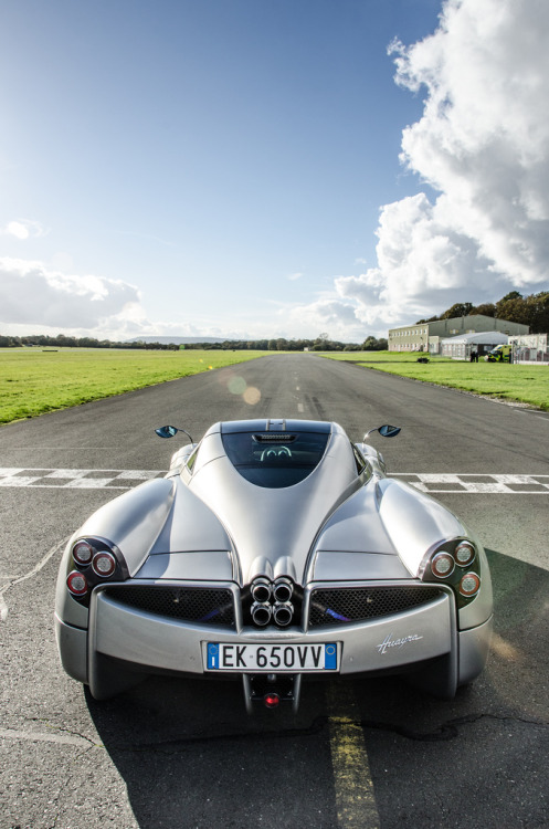 automotivated:  Pagani Huayra (by Rowan Horncastle) 