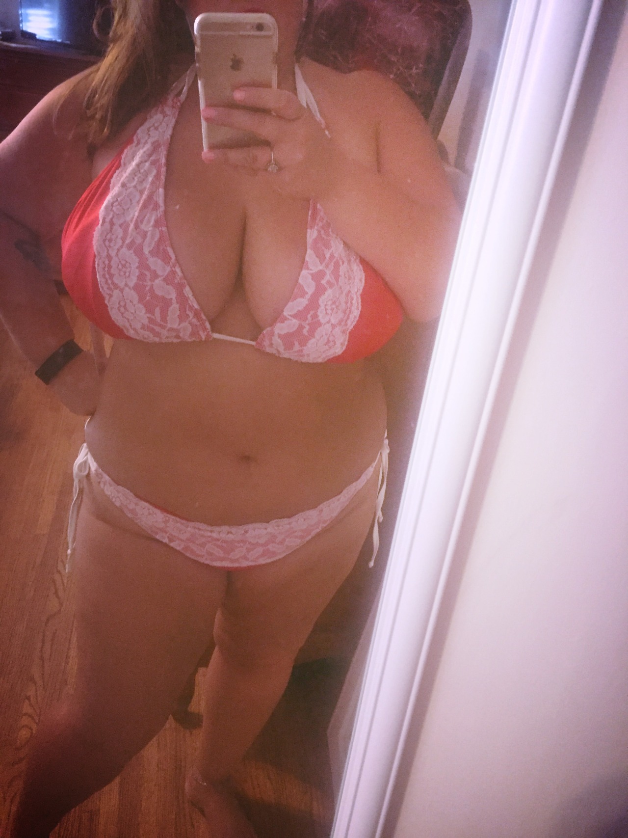 acurvygirlinpink:  I’m bored this morning. Enjoy a picture! 😎 @herasshistongue