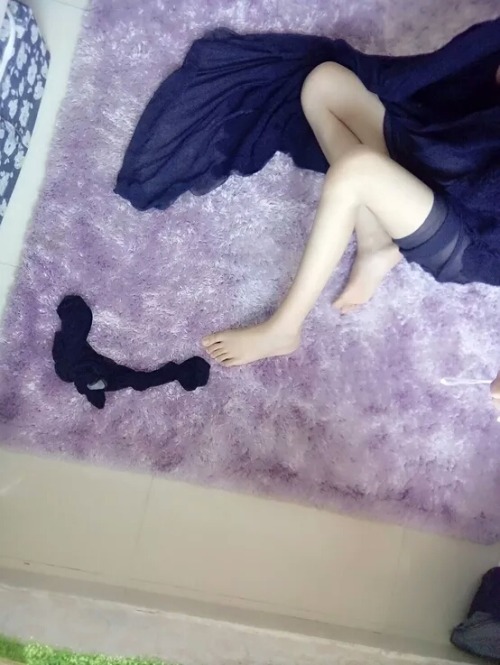 zimindoudong: 大白天的就痒了，大鸡巴哥哥快来插我吧 操你