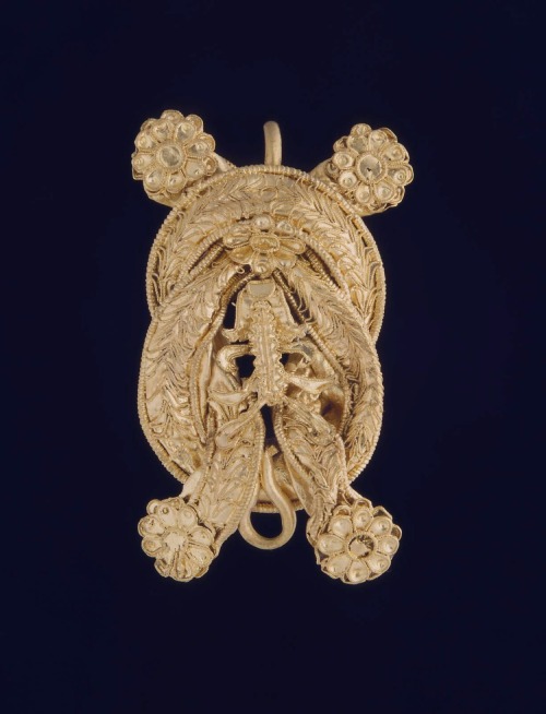 Gold necklace clasp in the form of a Heracles knot Greek (from Tarentum, Apulia, Italy), Early Helle