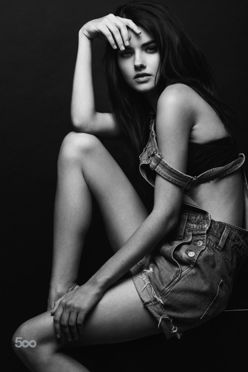 online-fashion-trends:  Sobre una mujer by bradolson