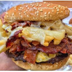yummyfoooooood:  Triple Bacon Cheeseburger with Mozzarella Fries