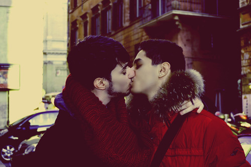 Deux garçons s'embrassent dans la rue