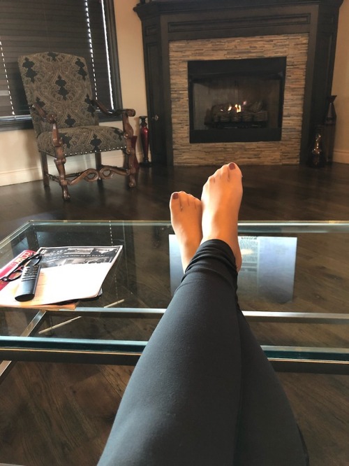 okchose: Relaxing after work love how my sexy pantyhose feet look