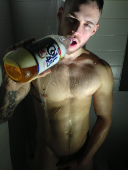 marinebuzz:  realmenstink:  WANNA LICK ME CLEAN, BRO ???  Boy do I 