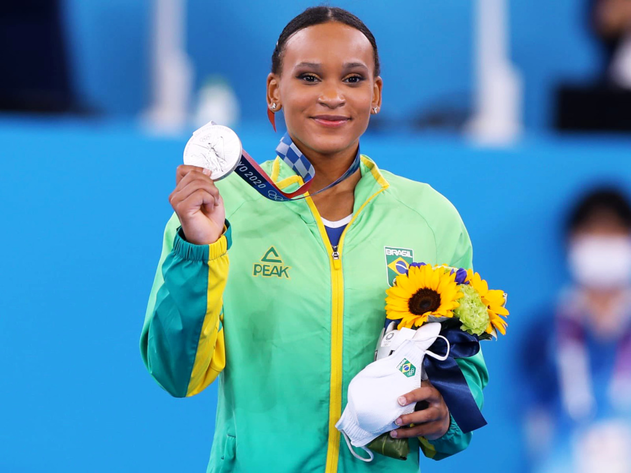 Rebeca Andrade wins the silver medal in the 2020... combat salacious