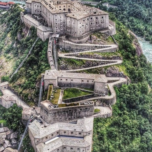 Fort Bard . ⚫Located in the Aosta Valley region of northwestern Italy. ⚫The current fortifications w