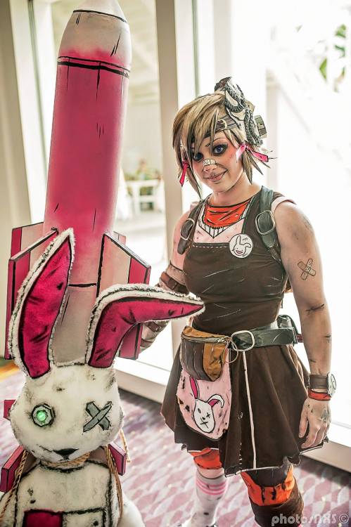 ikaricrossinglines:videogamecosplay:Tiny Tina cosplay by Seraph Cosplay.+Info:Model / Cosplayer: Seraph CosplayCharacter
