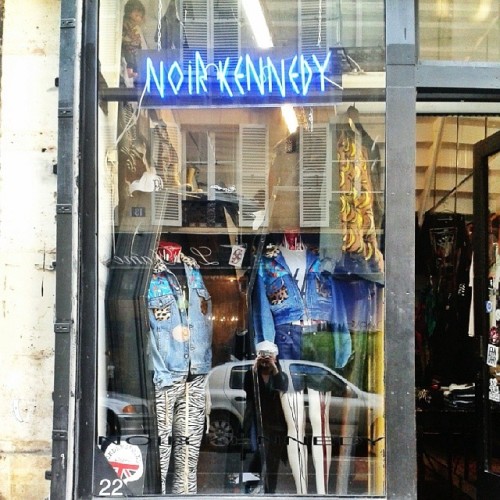 Vestes Superman Bowsdontcry en vitrine de chez Noir Kennedy. :) @noirkennedyofficiel #bowsdontcry #