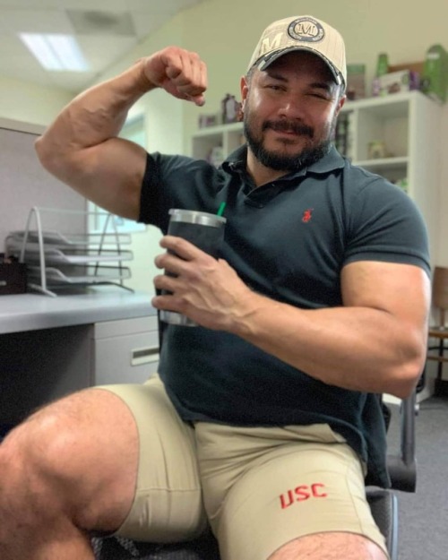 beefybear321: jimbibearfan: I like a football coach who knows how to fill-out his shorts. Sexy daddy