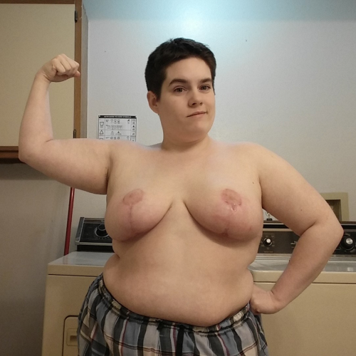 solluxisms: gummypron: solluxisms submitted:Smirky chubby transmasculine dude working on body p