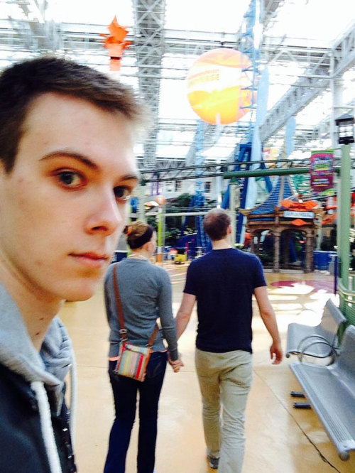 theinturnetexplorer:Man Documents His Life As The Third Wheel For 3 Years In Awkward Selfies