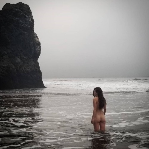 A foggy morning cold plunge in the Pacific Ocean…thankfully there was a nice toasty #hotsprin