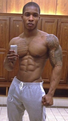 muscleworshipper08:  Love his chest!!!  nice