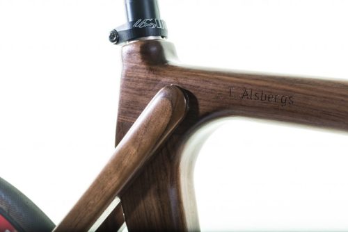 utwo:
“ Fixed Gear Bike WUDU
Lightweight – 2.5 kg wooden frame
© materiabikes.com
”