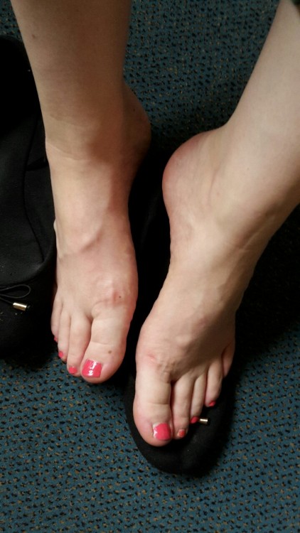 marninfeet: Her hot feet in flats! Part ½