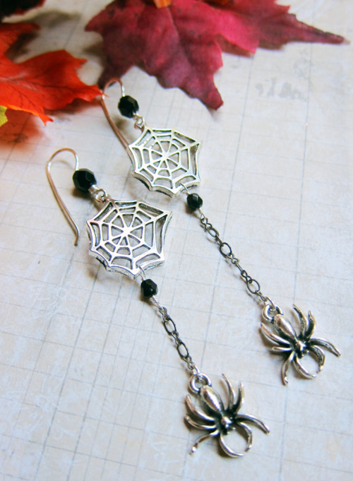sihayadesigns:Halloween & Autumn, Part 2 are now live at Sihaya Designs Jewelry! Dark leaves, gl