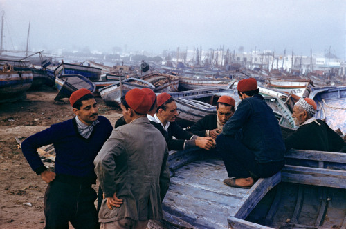 91dc:  TUNISIA. Mahdia. 1959. Fishermen. Inge Morath