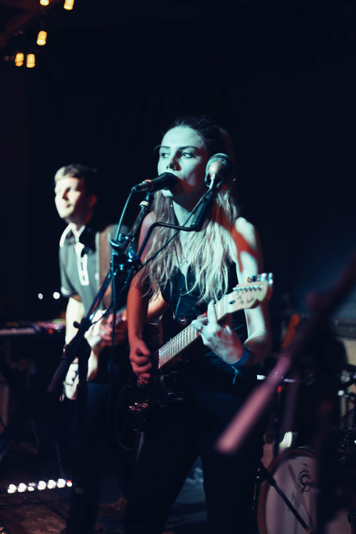 w0lfyalice:  Ellie Rowsell being a godess - Wolf Alice - Sam Keeler x