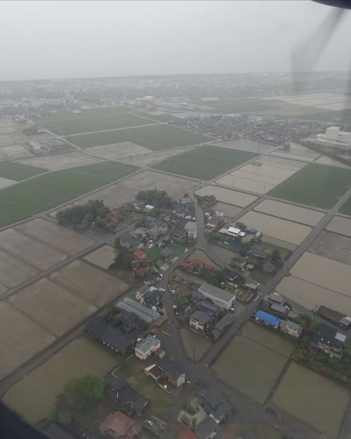 A village on the water (#ricefield) near #komatsu #2022May 田植え前で水田に集落が浮いてる。ずいぶん九州とは田んぼの雰囲気が違う。　ひさびさプ