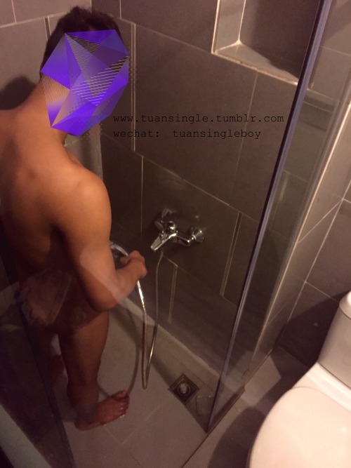 cac17cm: tuansingle: F1 - chàng trai da ngâm.Him nói chuyện dễ thương, hiền lành và khá là dễ chịu.Ở