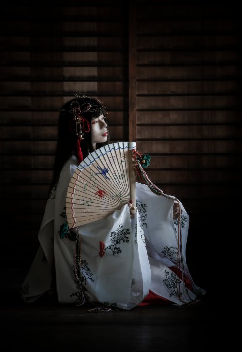 thekimonogallery:Azusa shrine maiden model: @oyukuorisa Costume / adviser: @kyohsuke_ Photography: 星