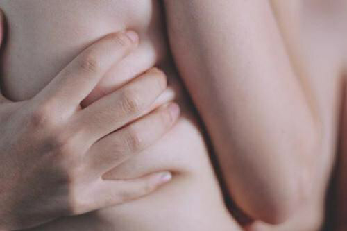 an-openletter-tomyself:  “E poi con le mani a togliere aria dalle parole, per scrivere sulla pelle una storia fatta di respiri.”