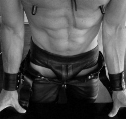 nipplepigs:  Leather guy pumping his nips