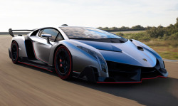 canitro:  Lamborghini Veneno US$ 3.600.000 dolares Posee un motor de 6.5lt V12 de 751 CV de gasolina aspirado (carece de turbo) colocado en posición central longitudinal. 
