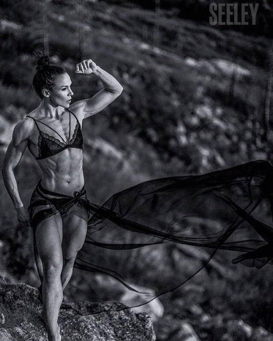 zen2chobizo:  femalemuscletalk: Wow, that wind came out of nowhere!  Tana Swink 