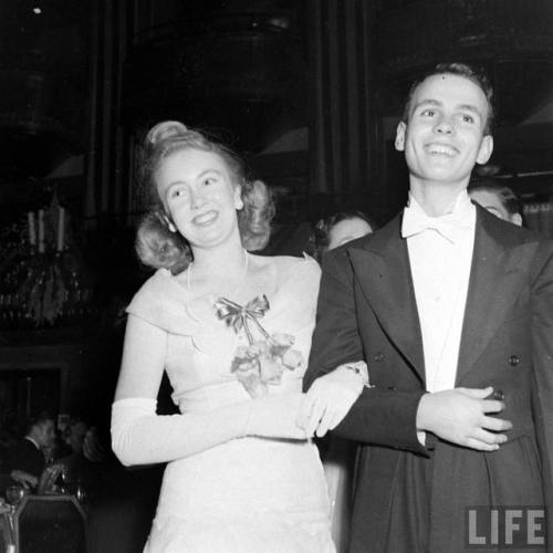 Debutante ball at the Waldorf Astoria(Eric Schall. 1943)