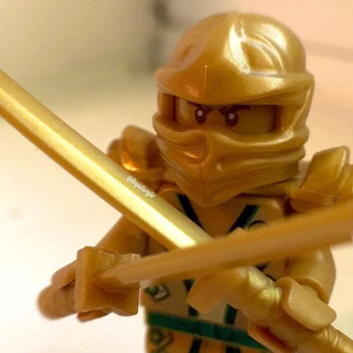 The #GoldenNinja wanted to shine today.#legostorybr #lego #ninjago #legominifigures #legophotograp